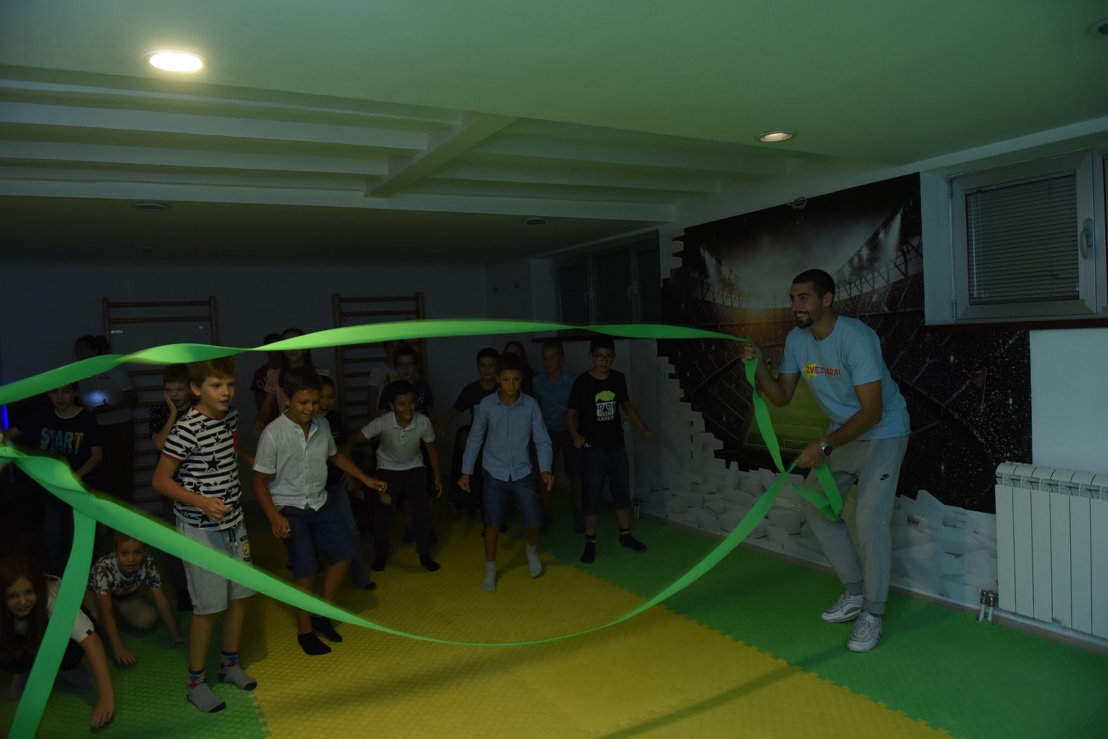 Deca igraju rođendansku igru