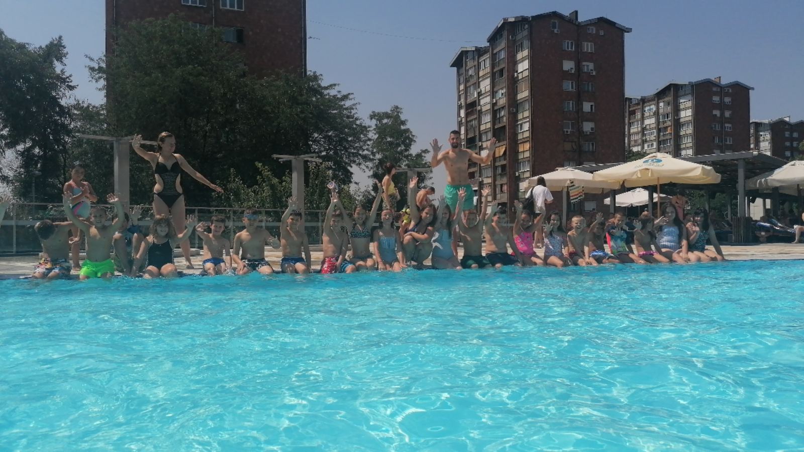 Osnovci na bazenu sa učiteljima