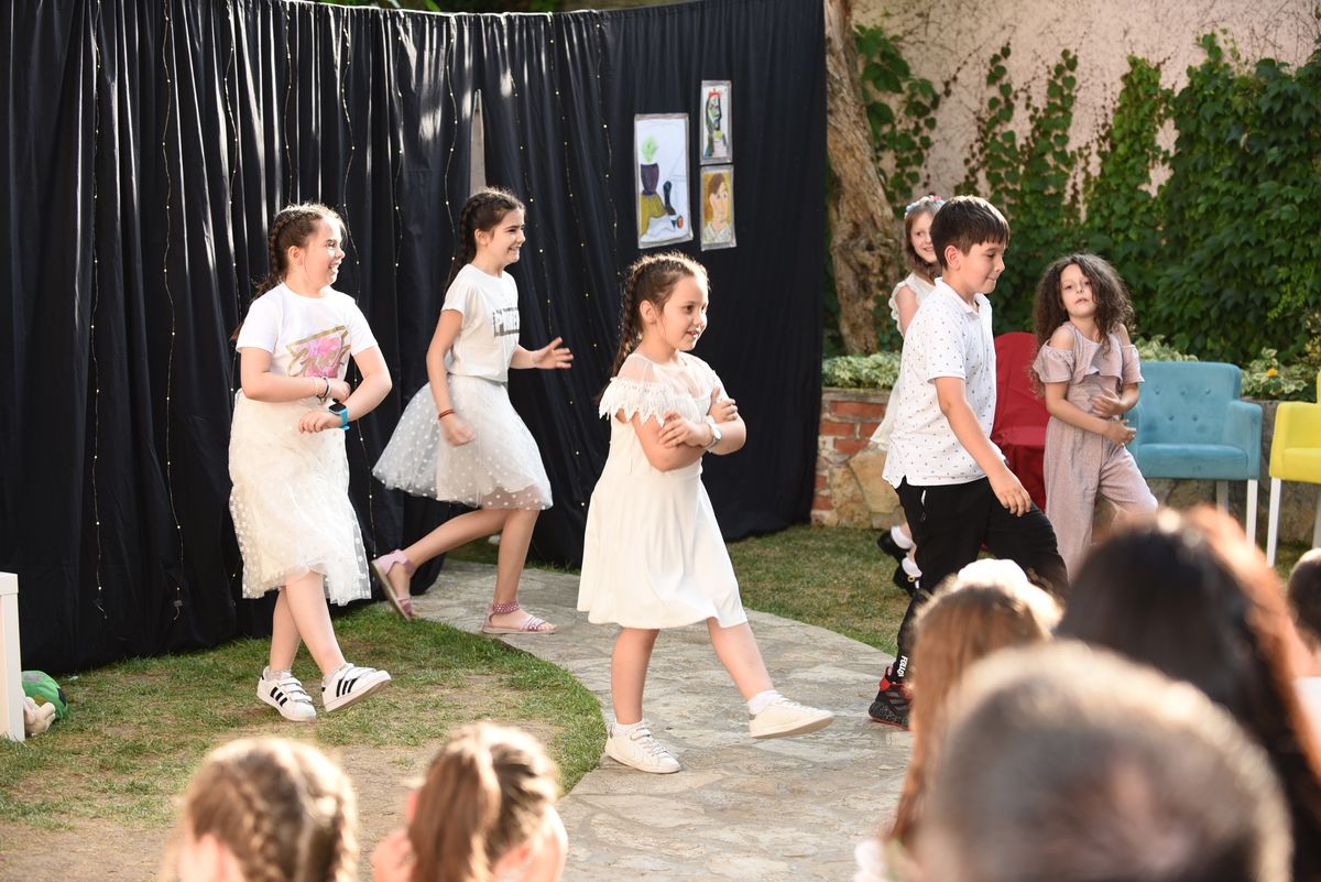 Deca izvode plesnu koreografiju