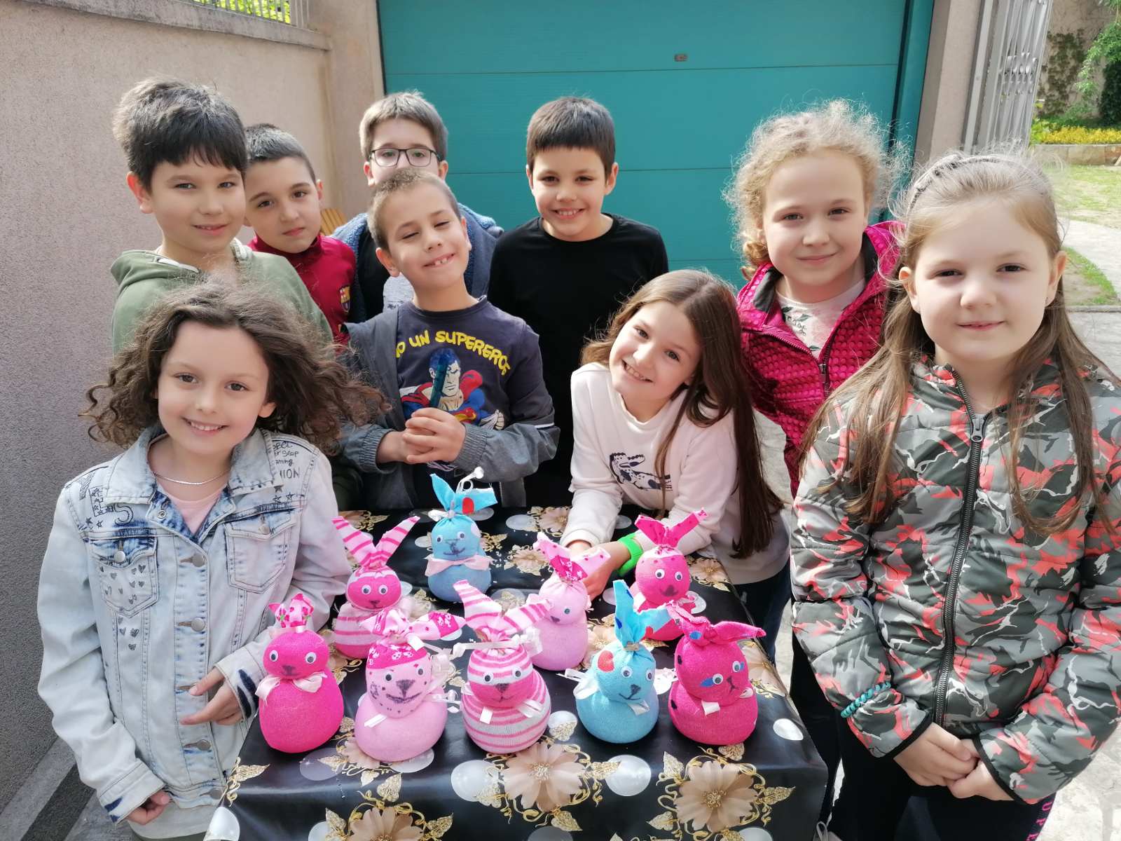 Deca predstavljaju svoj kreativan rad - uskršnje zeke