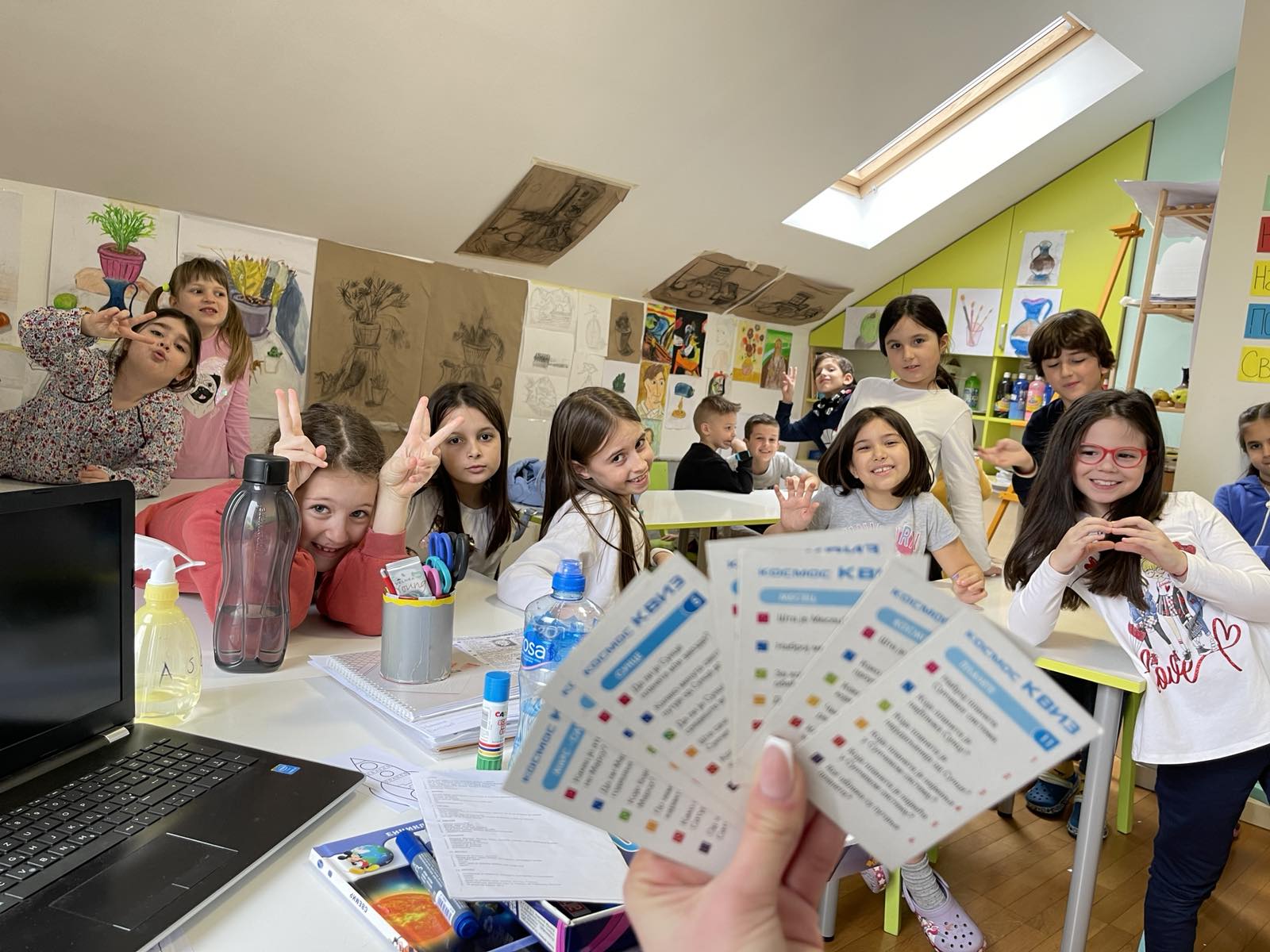 Osnovci igraju kviz sa učiteljicom