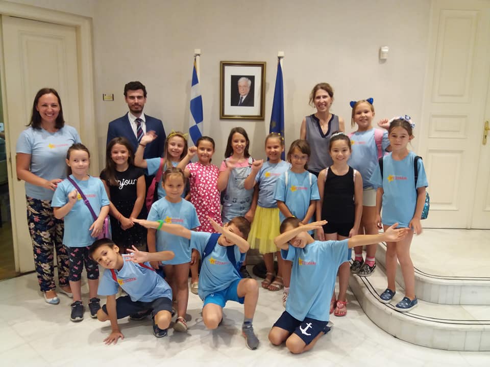 Deca u poseti ambasadi