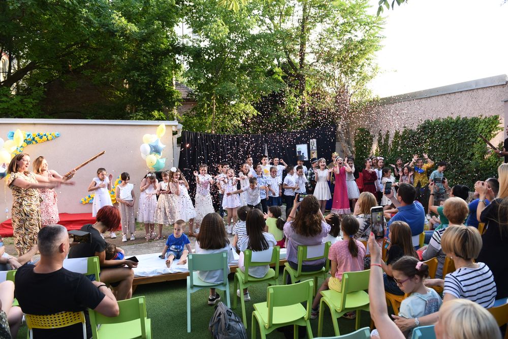 Deca i roditelji na školskoj priredbi