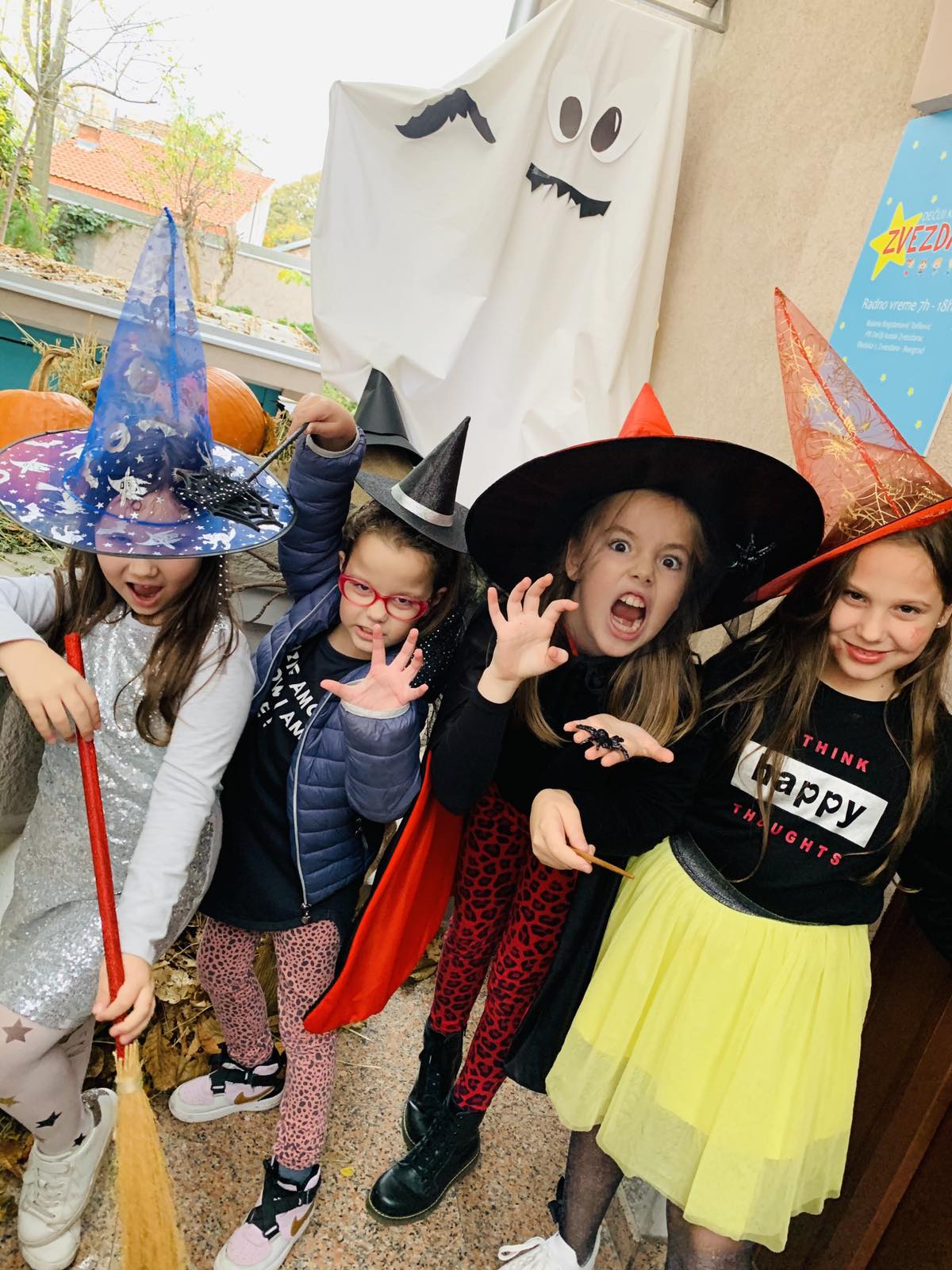 Četiri devojčice, maskrane u veštice, na školskom maskenbalu