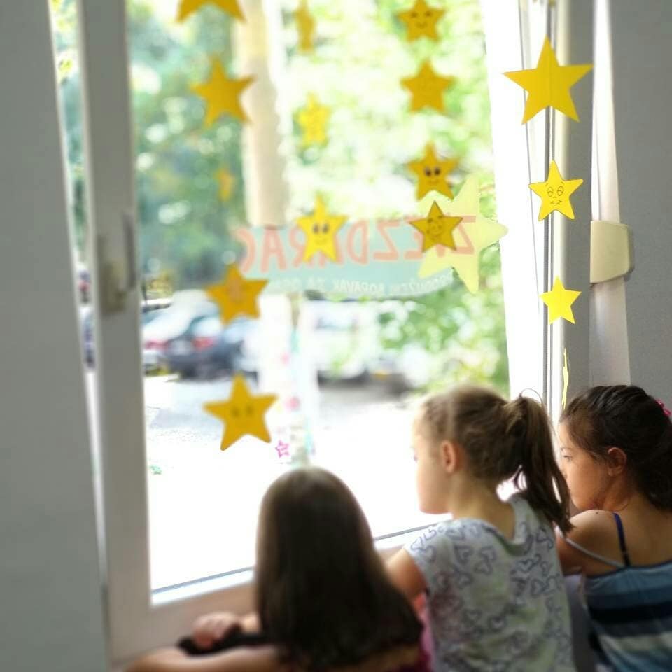 Deca gledaju kroz prozor iz škole