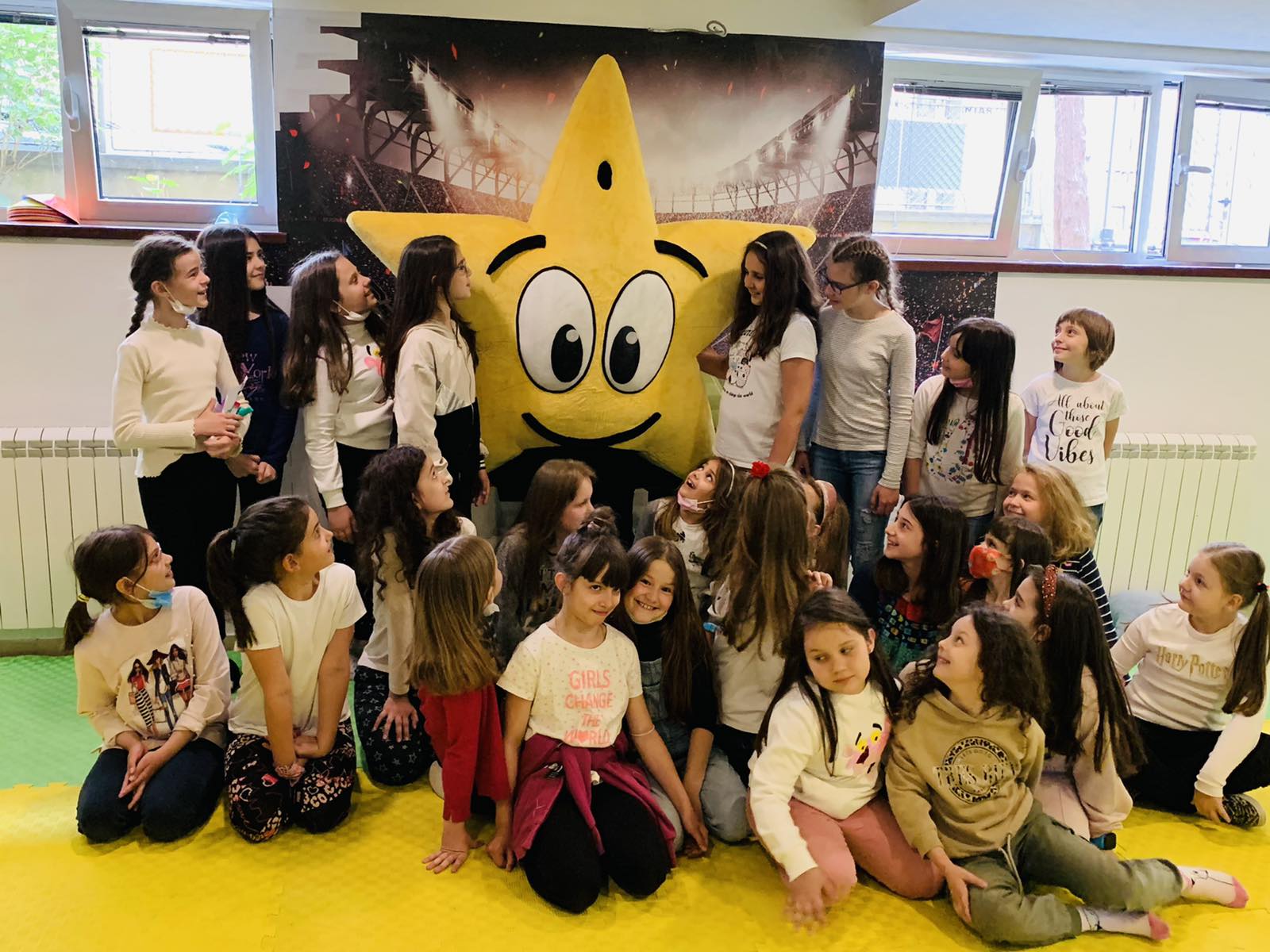 Zvezdarci u fiskulturnoj sali, pored ogromne žute zvezde