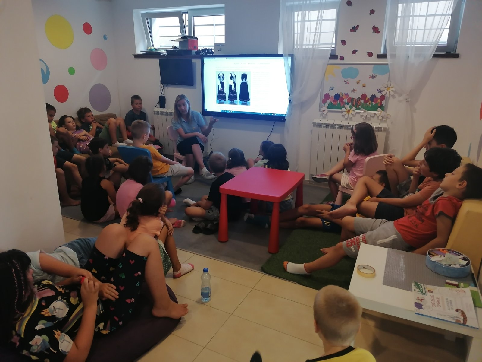 Osnovci u prostorijama za odmor sa učiteljicom