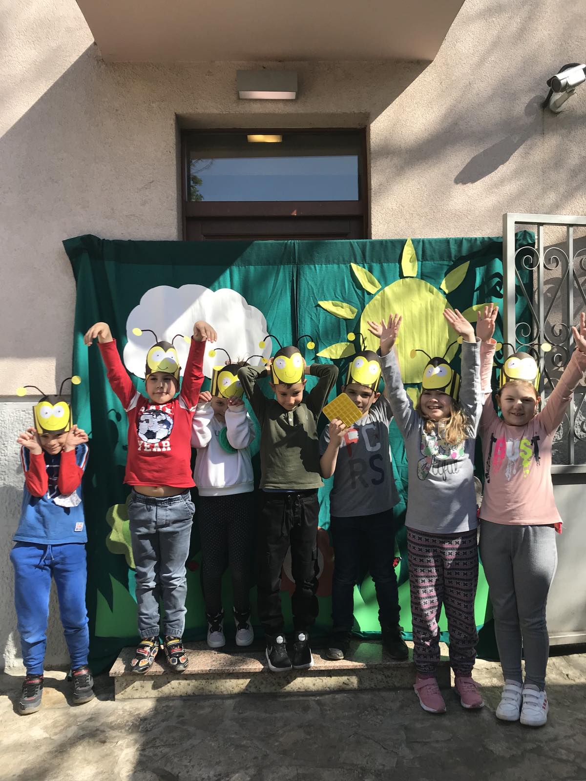 Deca na pozorišnoj predstavi pčelica