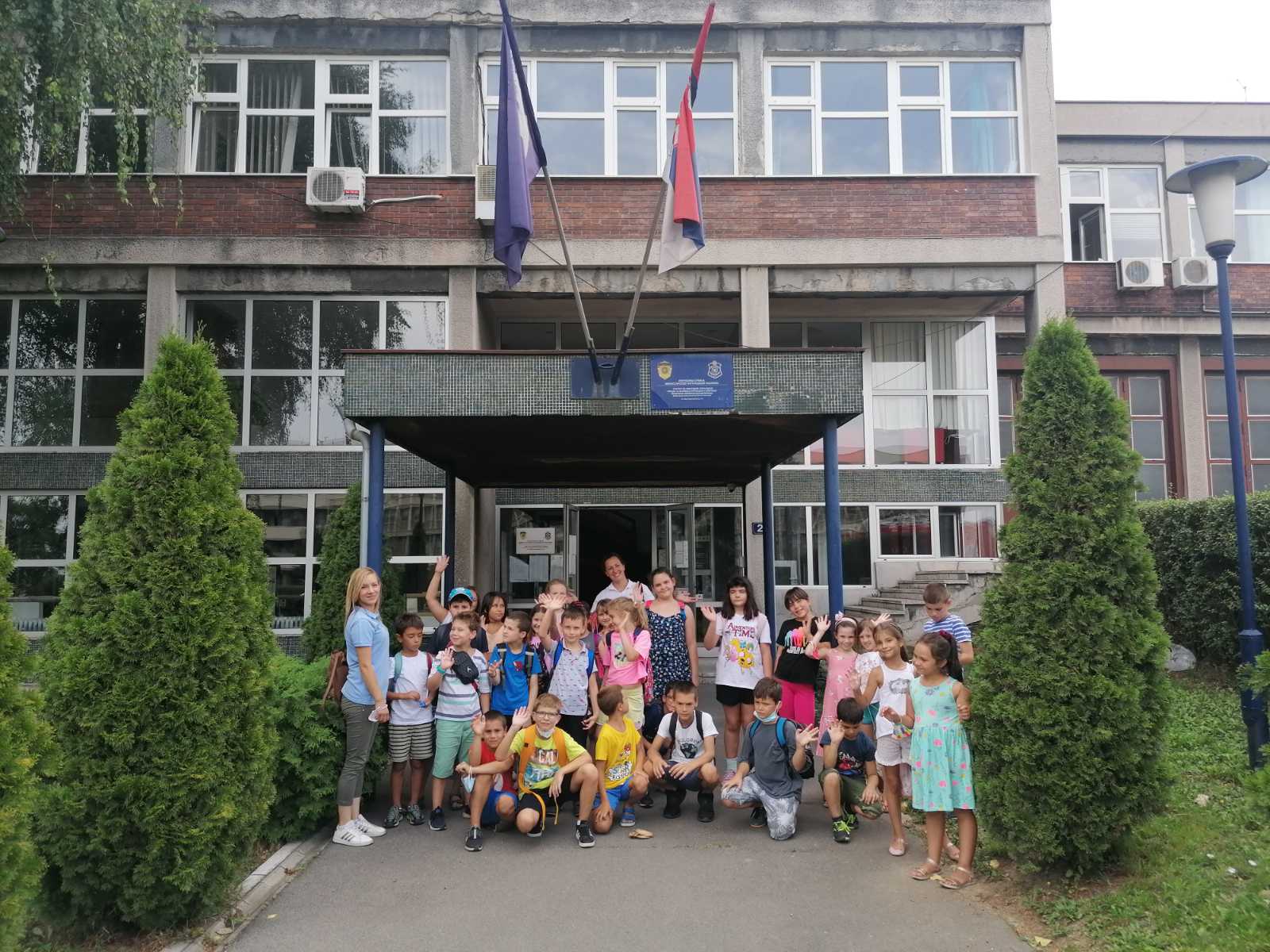 Osnovci ispred policijske stanice