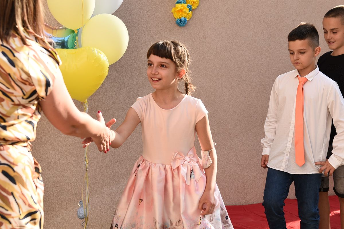 Direktorica se rukuje sa djakom