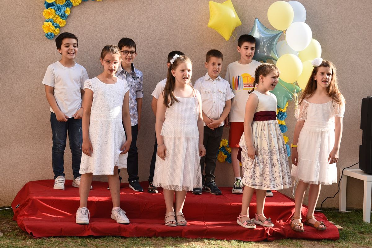 Deca pevaju na sceni