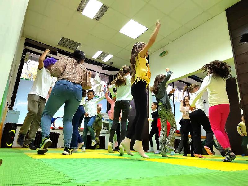 Deca na rodjendaskoj zabavi igraju animacijske igre