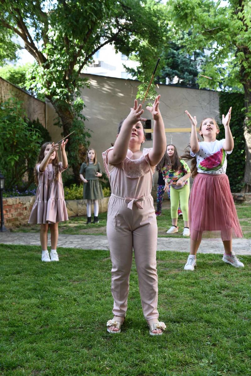 Devojčice prate pokrete animatora i ponavljaju za njim