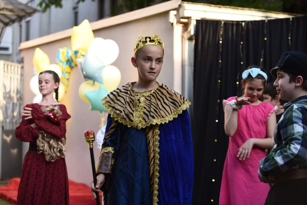 Deca na sceni igraju pozorišnu predstavu