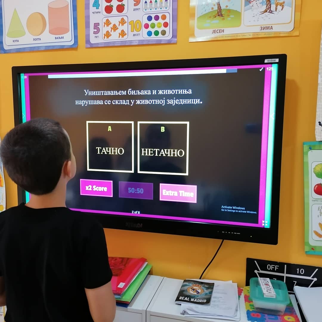 Osnovac rešava pitanja iz prirode i društva na tač bordu