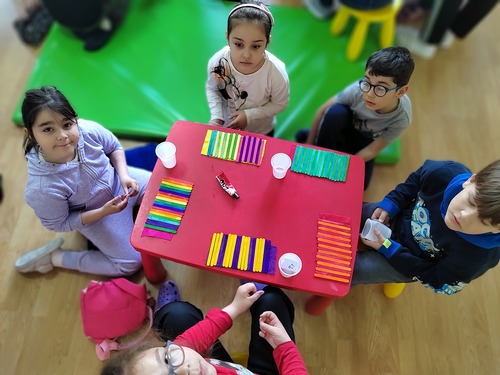 Osnovci se odmaraju u prostorijama za odmor dok sa učiteljicom razgovaraju o predjenom gradivu