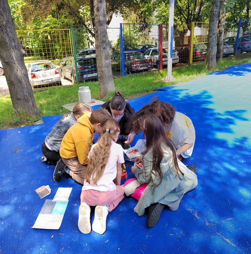 Osnovac rešava zadatak iz matematike na tabli, ispred celog razreda