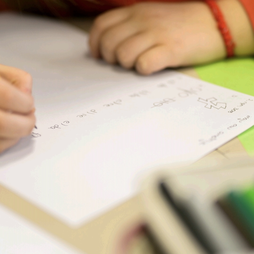 Dete piše domaći zadatak