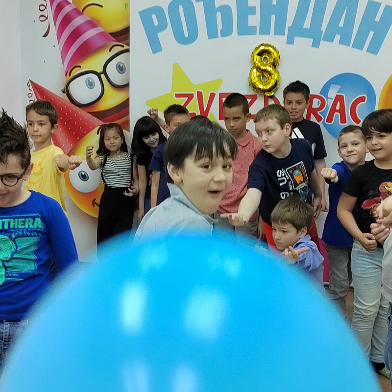 Dva dečaka se smeju i razgovaraju